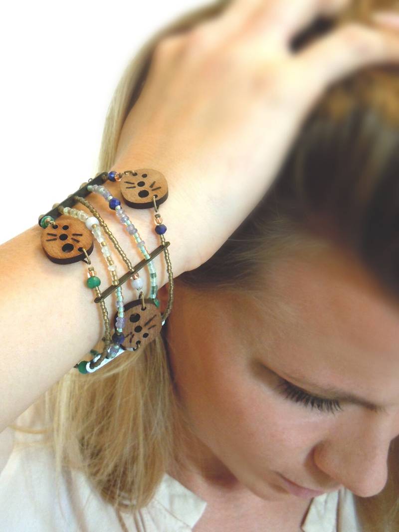 Whitsundays-Armband_Aus Holz | Blonder Walnuss, Lasergeschnitten Und Pyrograviert, Smaragde, Aquamarine, Lapislazuli, Tansanite, Glasperlen Whitsundays-Armband_Aus Holz | Blonder Walnuss, Lasergeschnitten Und Pyrograviert, Smaragde, Aquamarine, Lapislazuli, Tansanite, Glasperlen von BijouxMissGigi