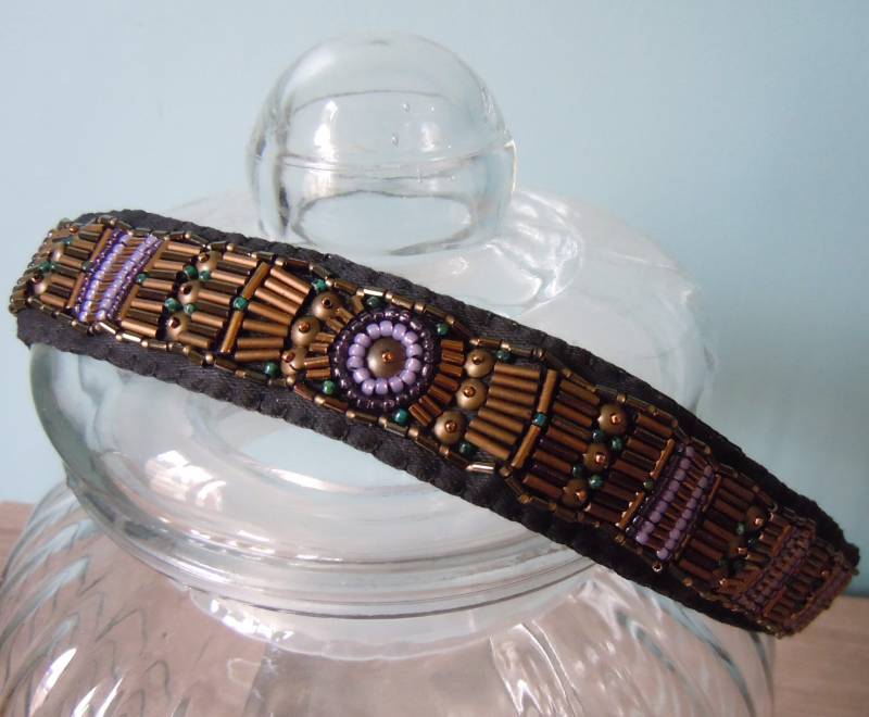 stirnband „Keira" - Kopfschmuck_Handbestickte Glas- Und Messingperlen_Lila Muster Mit Smaragdgrün Auf Bronzefarbenem Hintergrund stirnband „Keira" - Kopfschmuck_Handbestickte Glas- Und Messingperlen_Lila Muster Mit Smaragdgrün Auf Bronzefarbenem Hintergrund von BijouxMissGigi