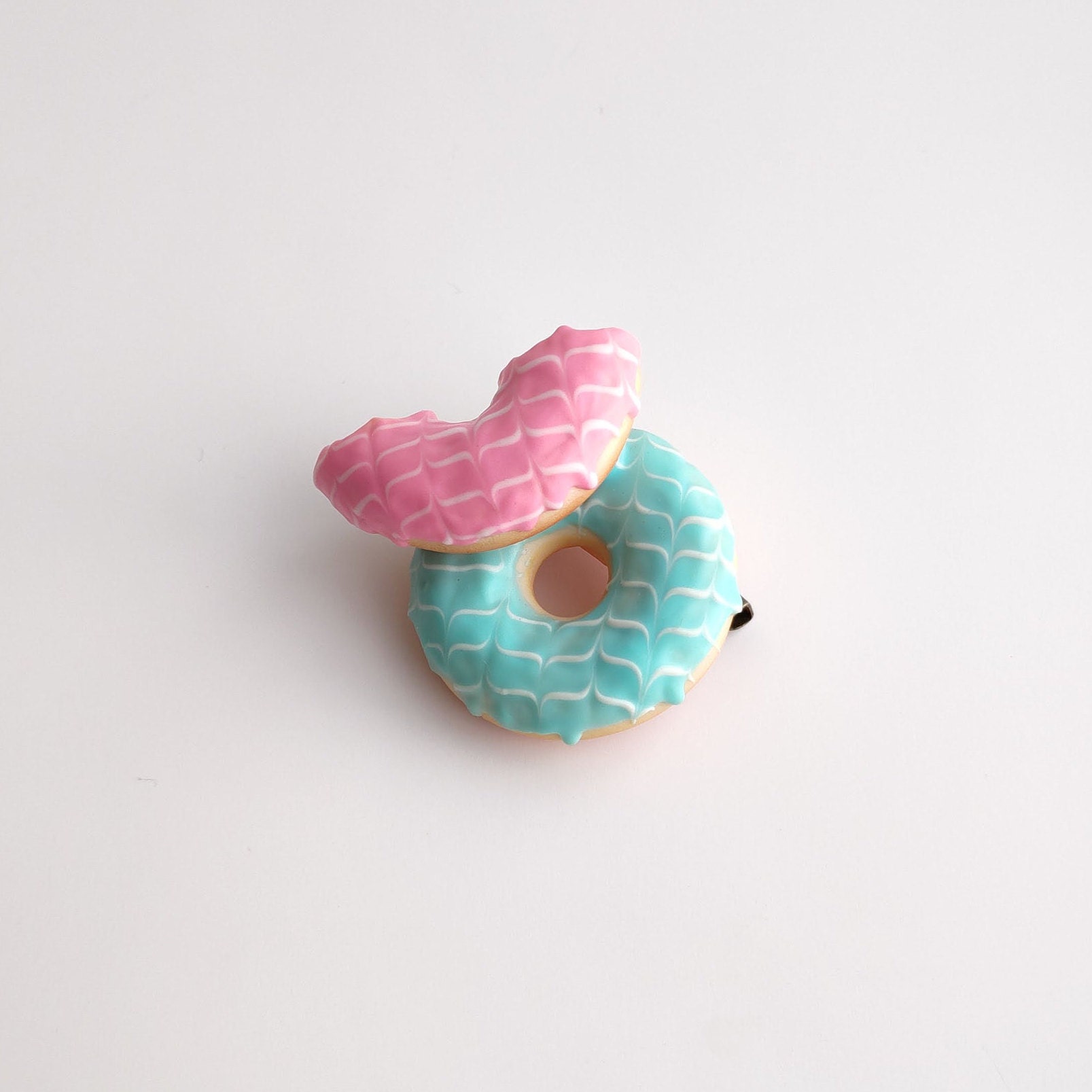 Handgemachte Blue & Pink Donut Brosche Miniatur Essen Schmuck von BijouxRI