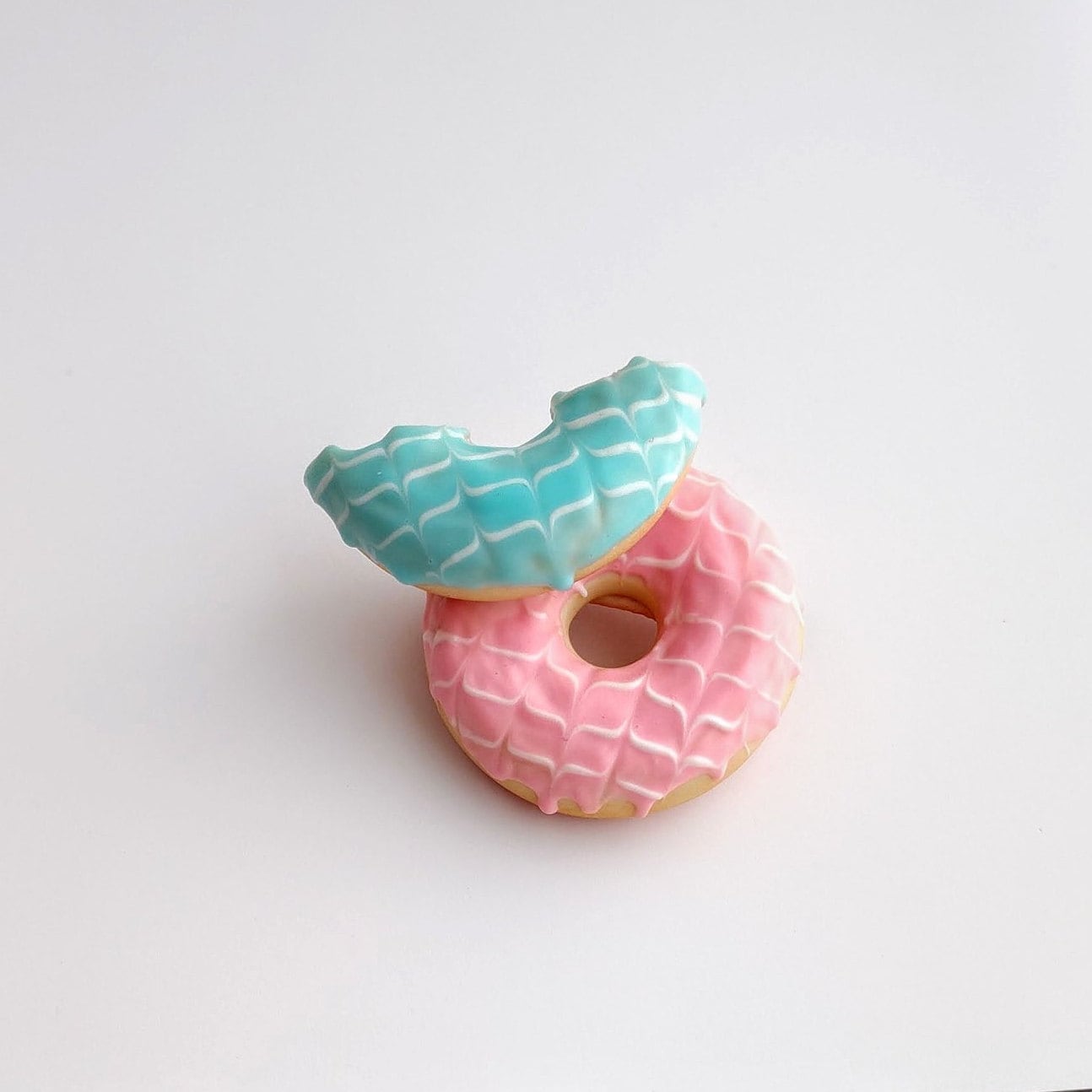 Handgemachte Rosa & Blaue Donut Brosche Miniatur Schmuck Aus Polymer Clay von BijouxRI