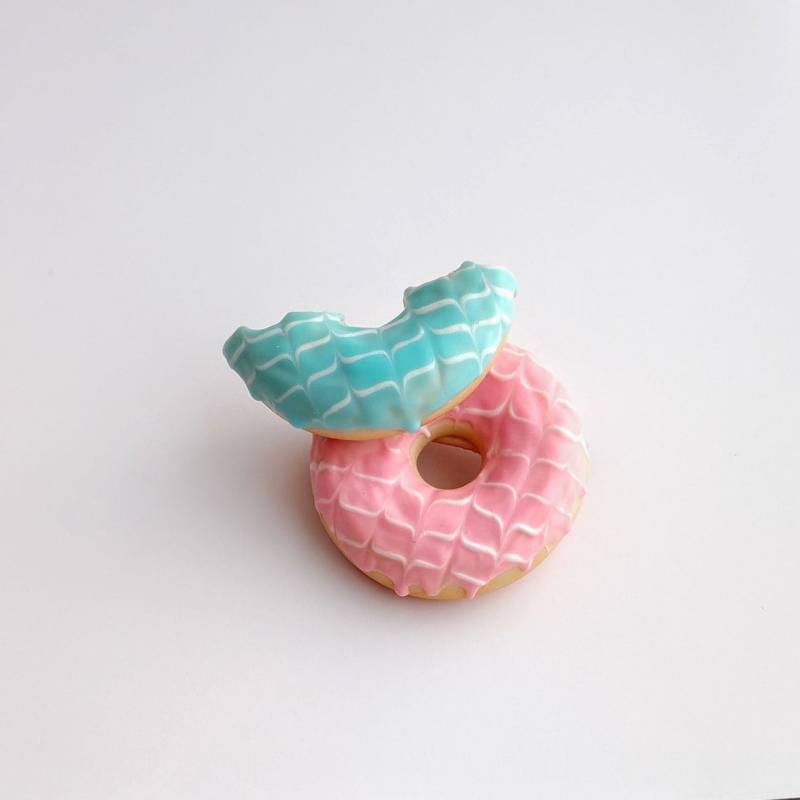 Handgemachte Rosa & Blaue Donut Brosche Miniatur Schmuck Aus Polymer Clay von BijouxRI