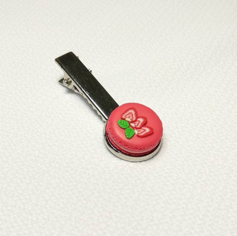 Rote Macaron Haarspange, Miniatur Essen Schmuck, Laduree Süßigkeiten von BijouxRI