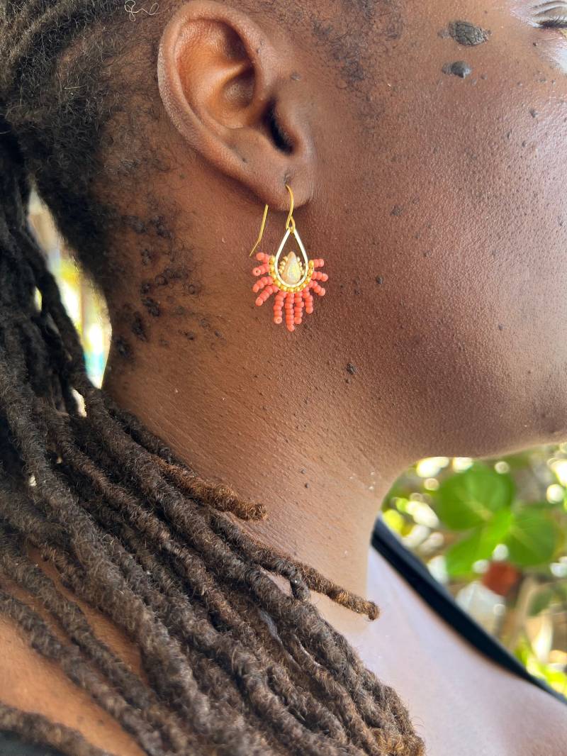 Beaded Earrings in A Shape Of Flower, Boho Style, Rose Gold Amos, Miyuki Rocaille Beaded Earrings. Pink Golden Drop von BijouxSamedi