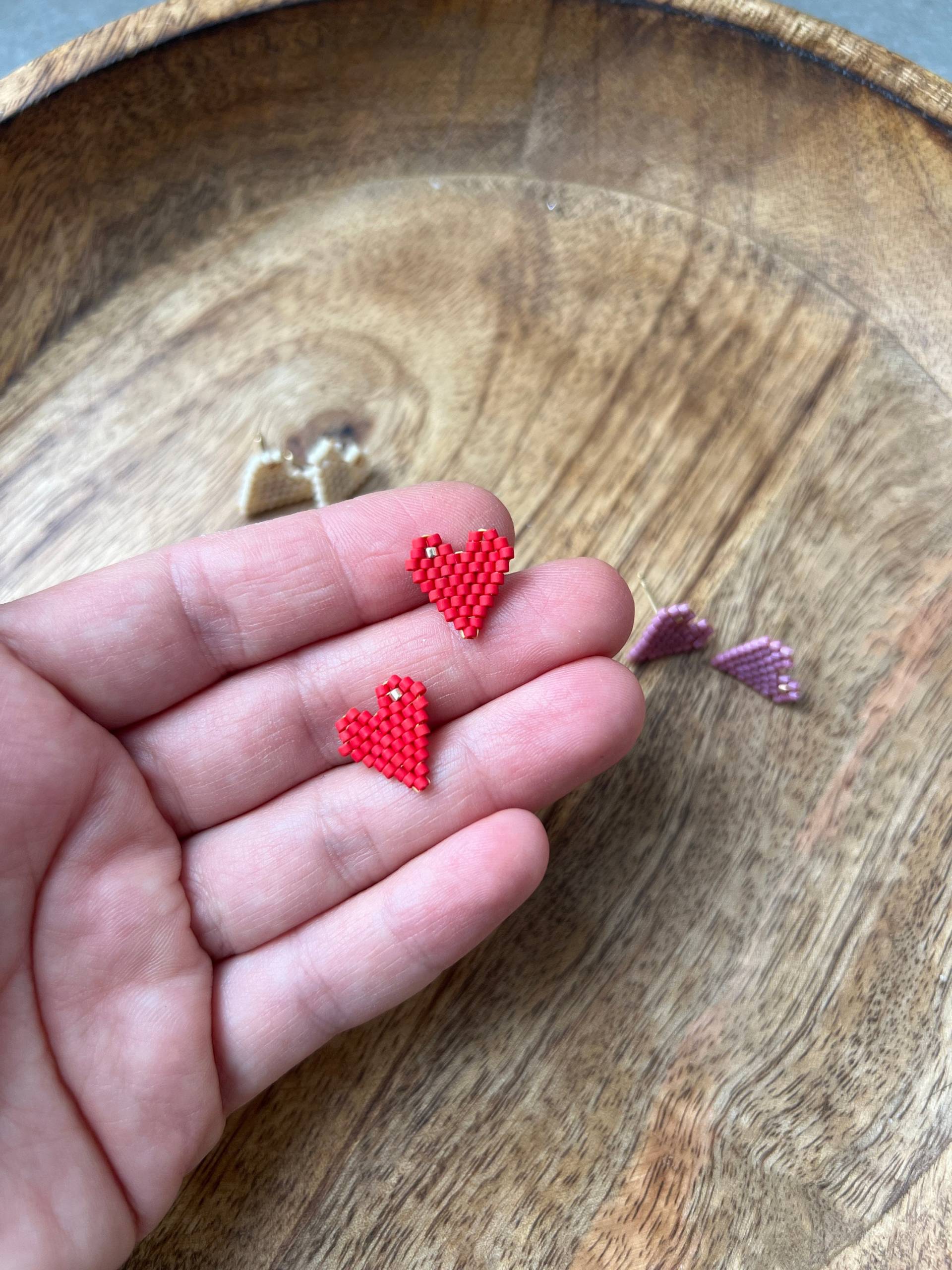 Different Colored Mini Heart Shaped Miyuki Beaded Earrings von BijouxSamedi