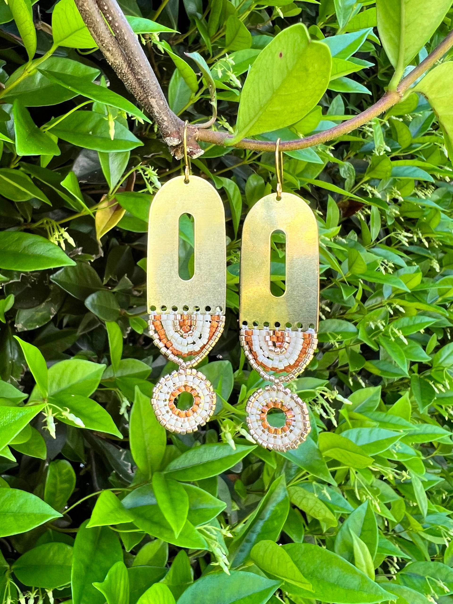 Miyuki Beaded Earrings With Semi Circle Brass Pendant in Gold Beige White Boho Style Handmade Statement Earrings von BijouxSamedi