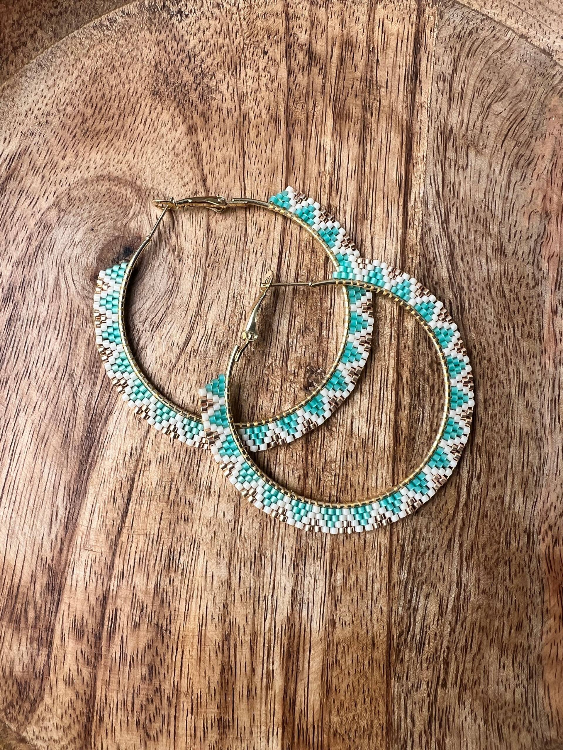 Miyuki Beaded Hoop Earrings in Turquoise Gold & White. Statement Earrings. Handmade Big Hoops, Boho Style. For Everyday Life von BijouxSamedi