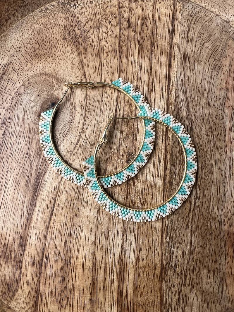 Miyuki Beaded Hoop Earrings in Turquoise Gold & White. Statement Earrings. Handmade Big Hoops, Boho Style. For Everyday Life von BijouxSamedi