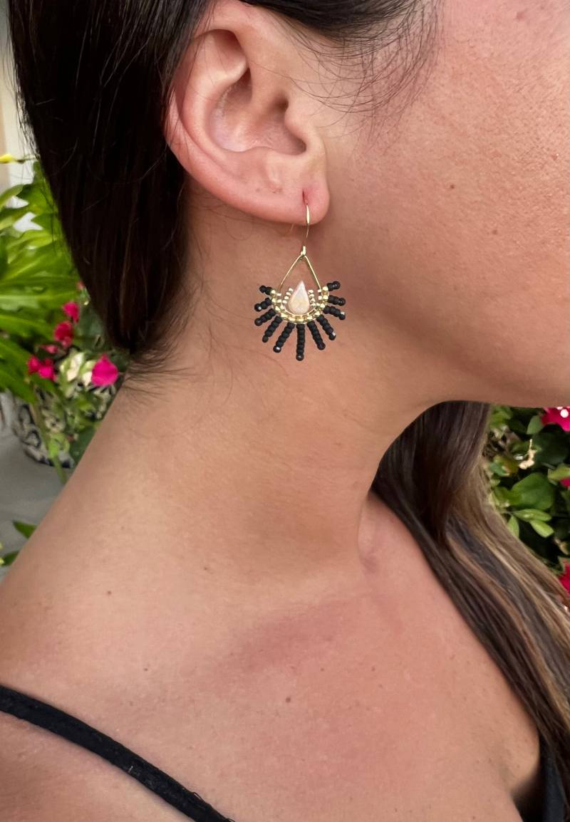 The Black Flower Beaded Earrings von BijouxSamedi