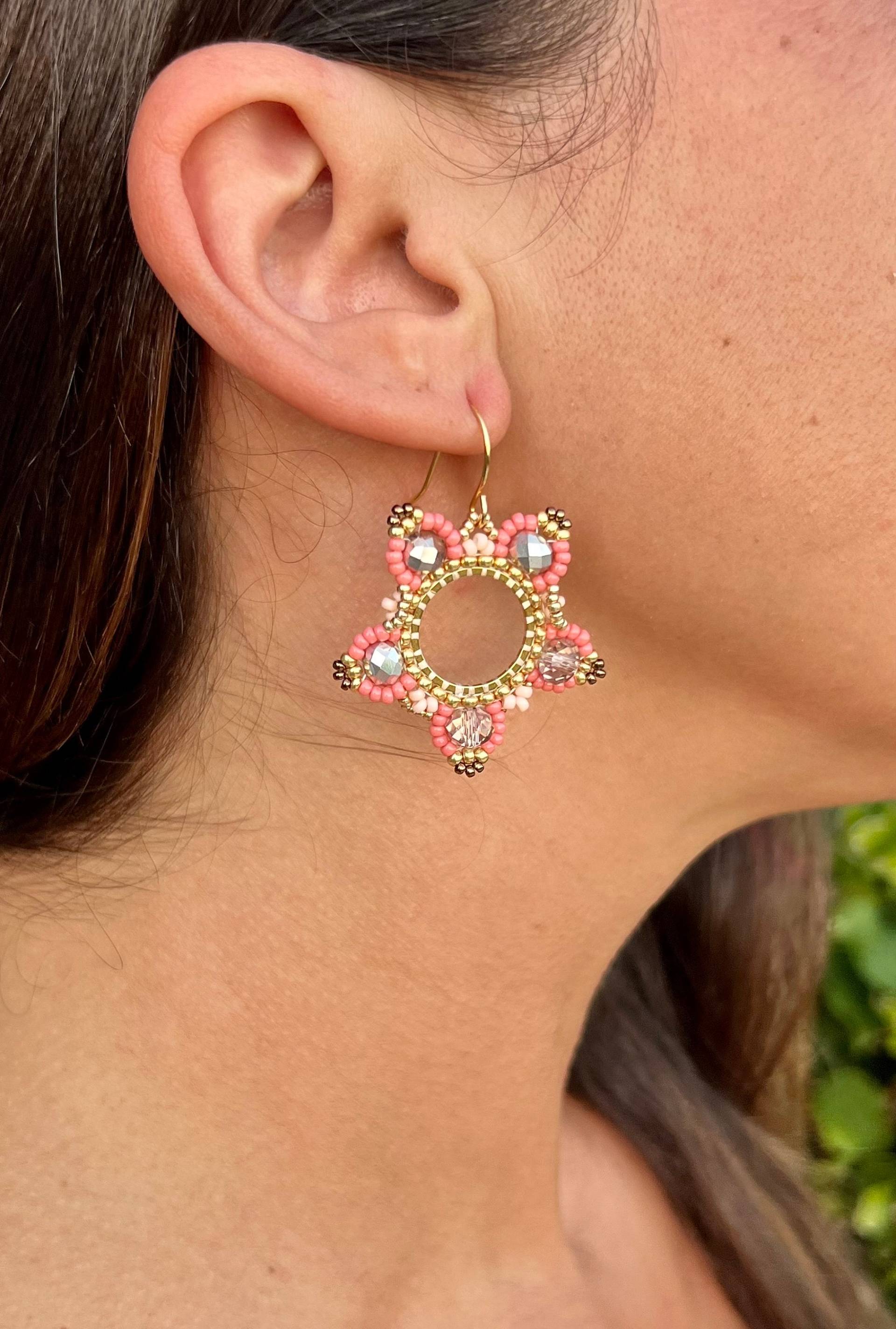 The Coral Anemone Beaded Earrings. Opaque Blush, Dyed Rose & Gold Seed Beads Miyuki Beads. Boho Style Earrings, Hoop Glass Beads von BijouxSamedi