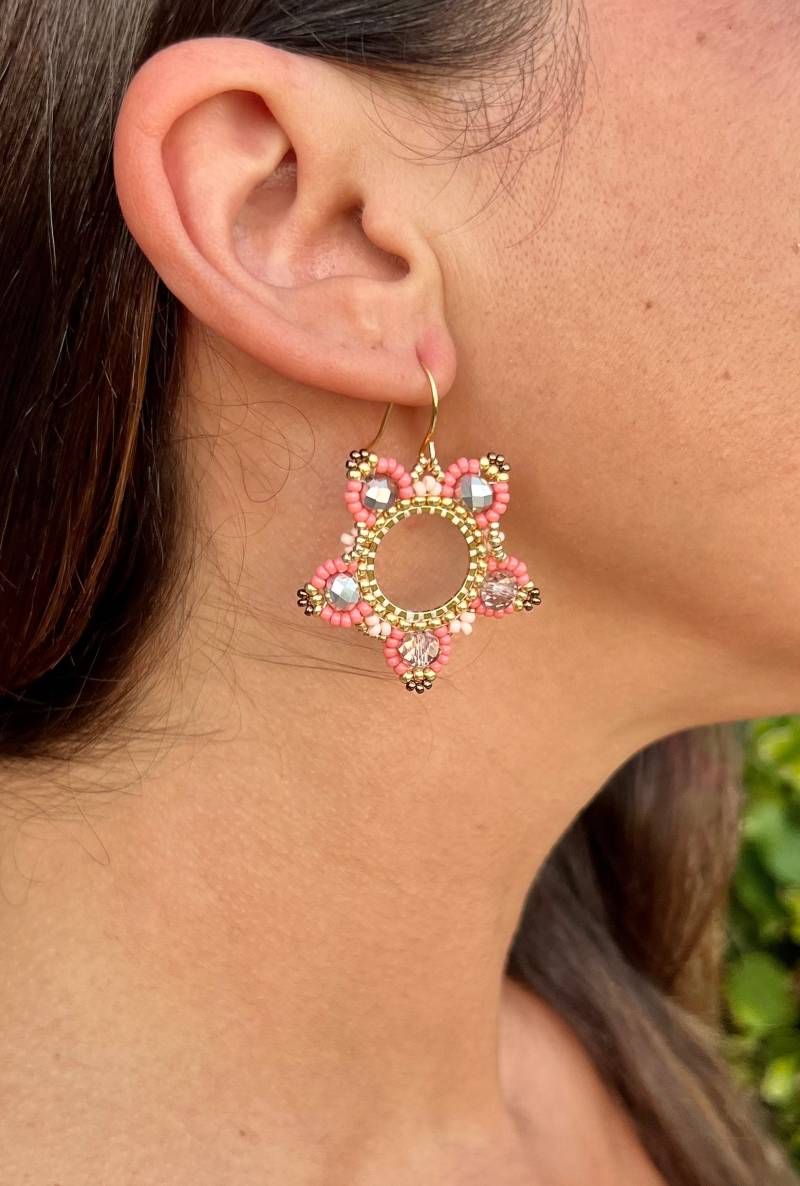 The Coral Anemone Beaded Earrings. Opaque Blush, Dyed Rose & Gold Seed Beads Miyuki Beads. Boho Style Earrings, Hoop Glass Beads von BijouxSamedi