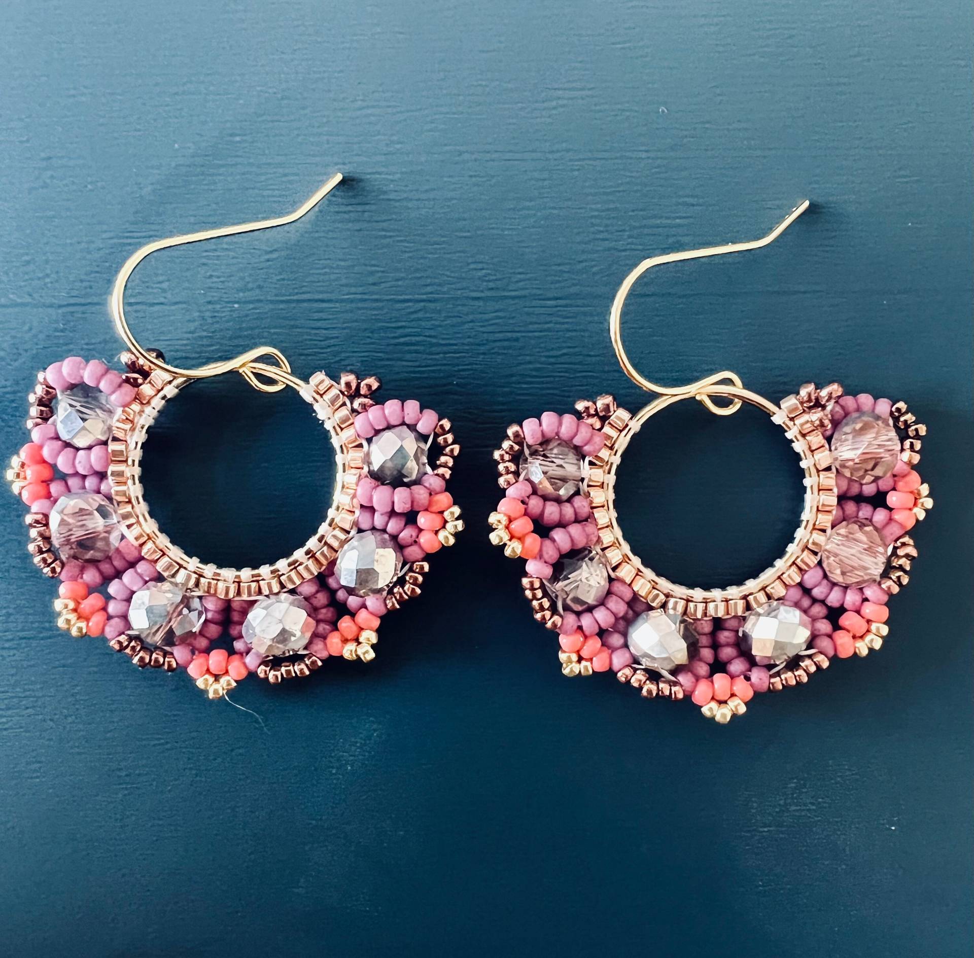 The Flower Beaded Earrings, Pink & Purple Earrings. Hoop Earring, Rocaille Beaded Boho Style Earrings von BijouxSamedi