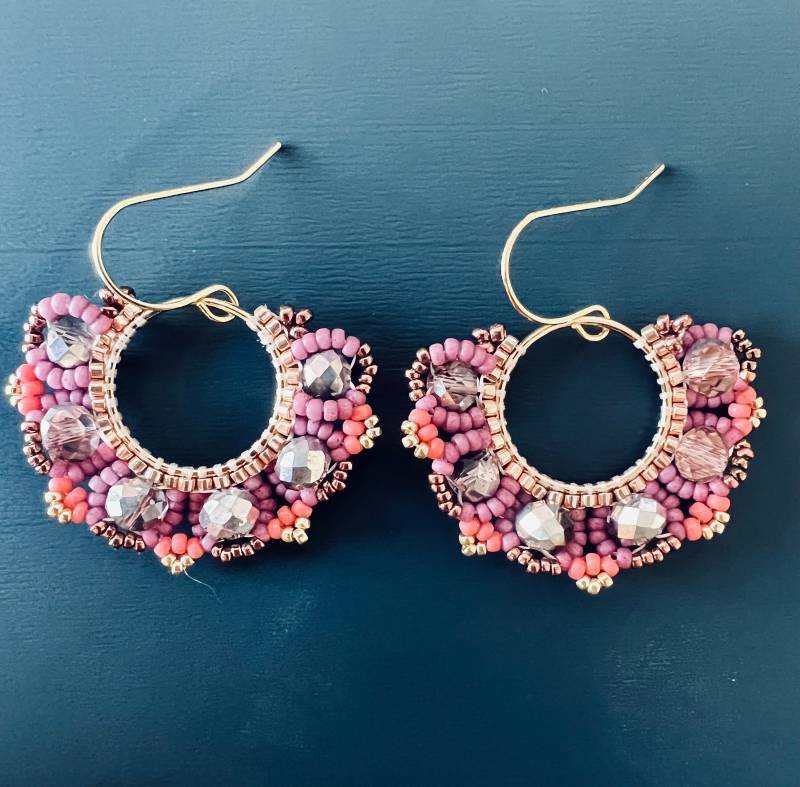 The Flower Beaded Earrings, Pink & Purple Earrings. Hoop Earring, Rocaille Beaded Boho Style Earrings von BijouxSamedi