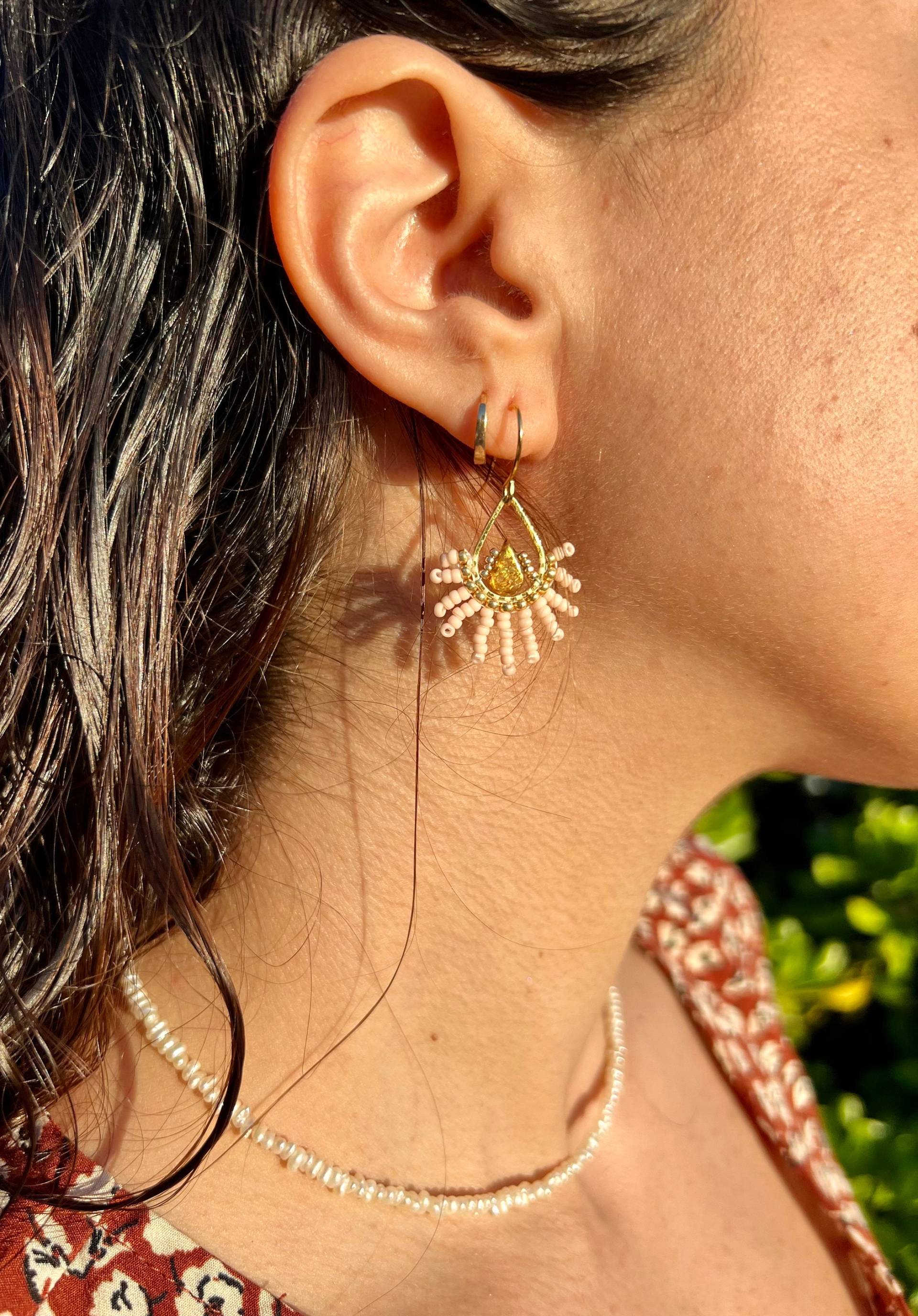 The Opaque Blush Flower Beaded Earrings, Rocailles Miyuki Beads Boho Style Golden Drop Hoop Amos von BijouxSamedi