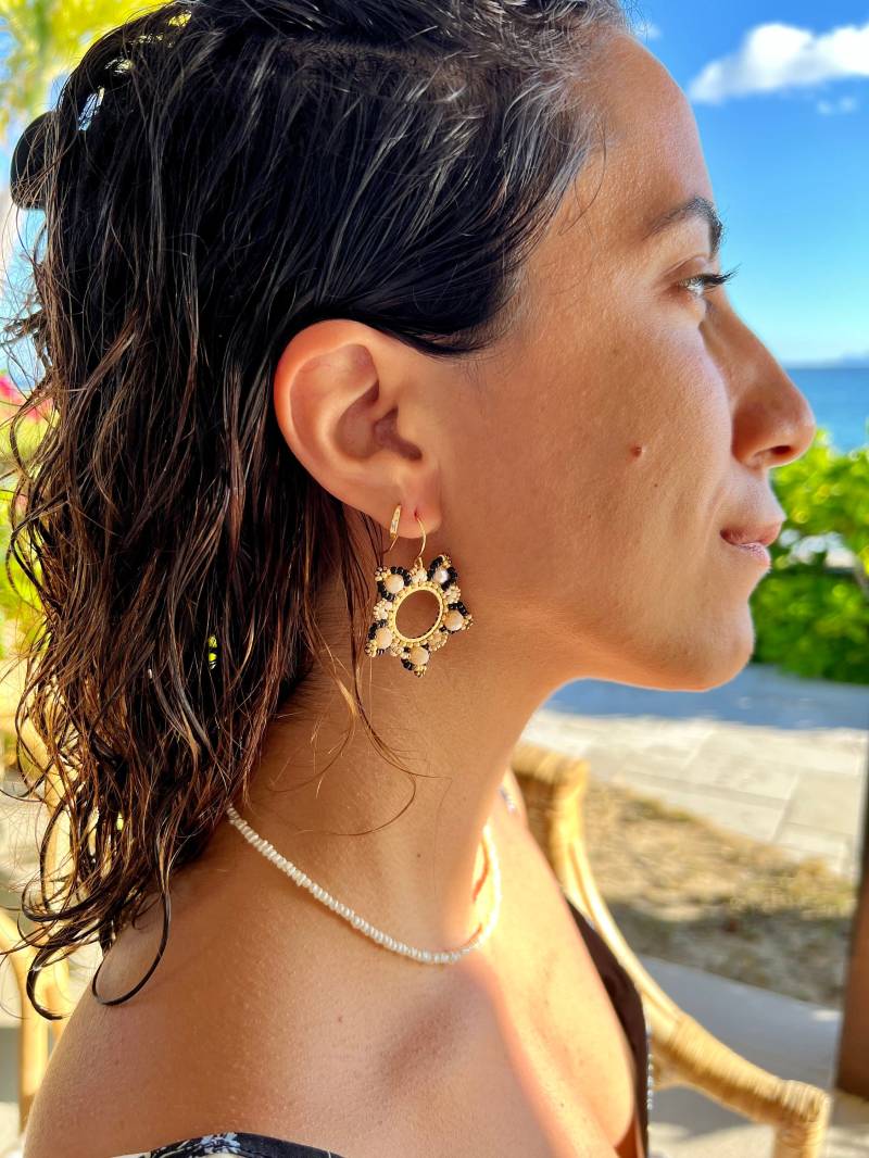 The White Anemone Black & White Beaded Earrings, Hoop Rocailles Miyuki Beads Glass Beads von BijouxSamedi