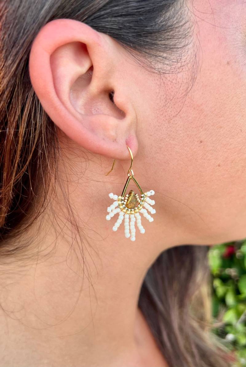 The White Flower Beaded Earrings, Boho Rocailles Beaded Earrings, Golden Drop Hoops, Amos Beads von BijouxSamedi