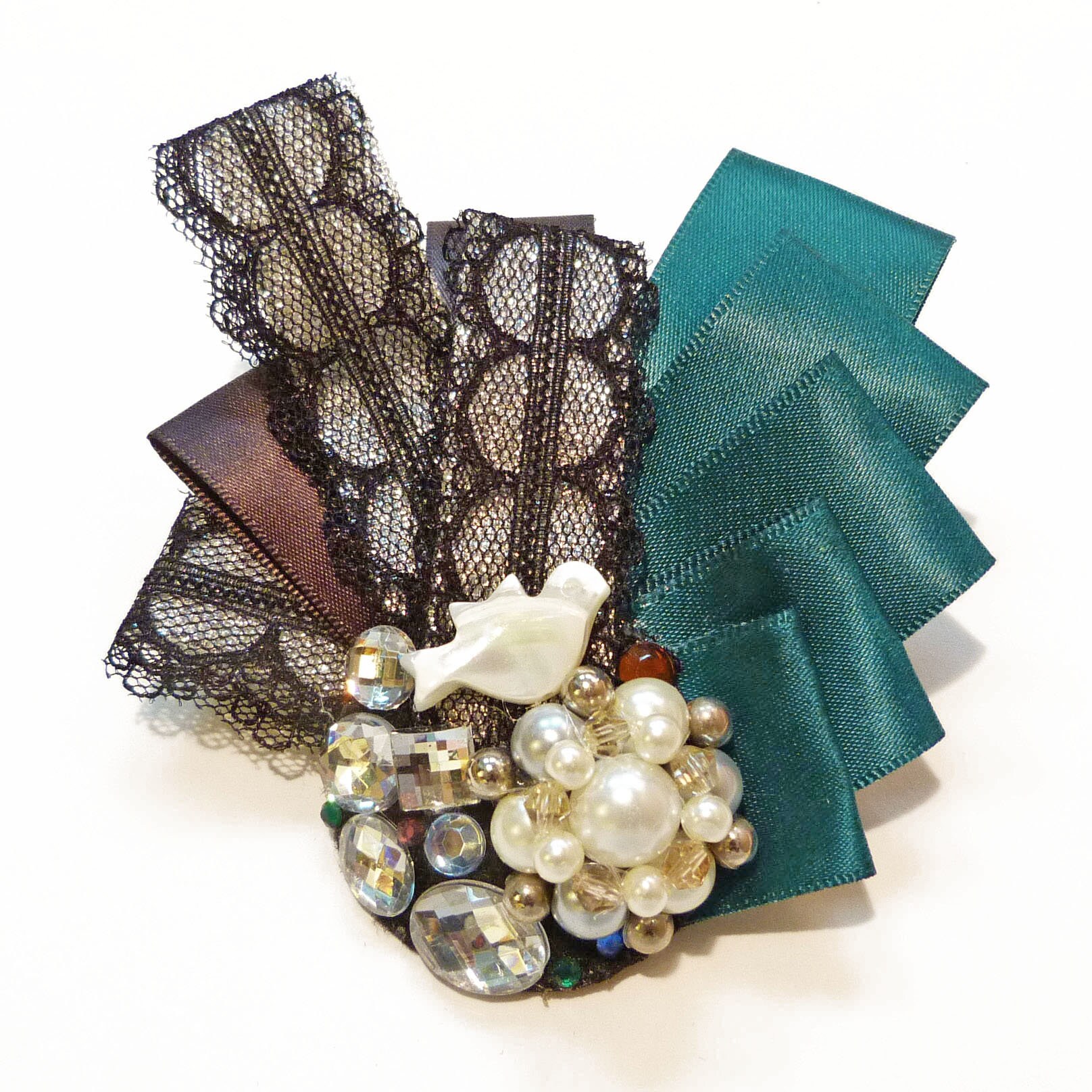Schwarze Brosche Aus Satin-Spitzenband Smaragdgrün - Imitations-Zuchtperlen Perlen Strasssteine Perlmutt Vogel Schwarze Brosche Aus Satin-Spitzenband Smaragdgrün - Imitations-Zuchtperlen Perlen Strasssteine Perlmutt Vogel von BijouxSoyokayFrance