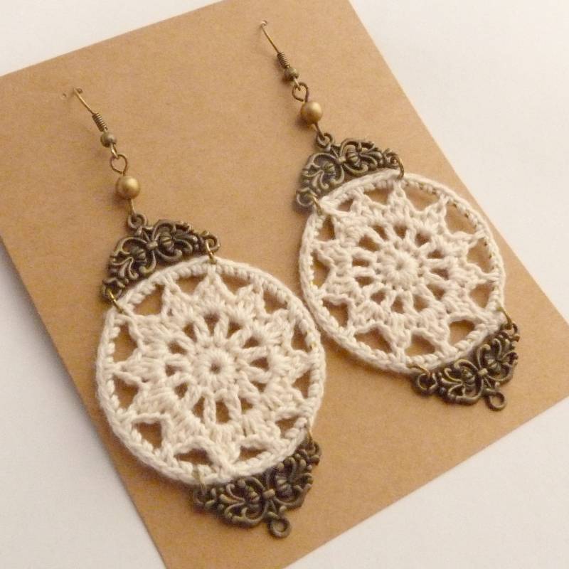 Lange Große Ohrringe Aus Ecruweißer Häkelspitze Mit Goldenem Bronzedekor, Boho-Hochzeit, Boho-Braut, Shabby-Chic Lange Große Ohrringe Aus Ecruweißer Häkelspitze Mit Goldenem Bronzedekor, Boho-Hochzeit, Boho-Braut, Shabby-Chic von BijouxSoyokayFrance