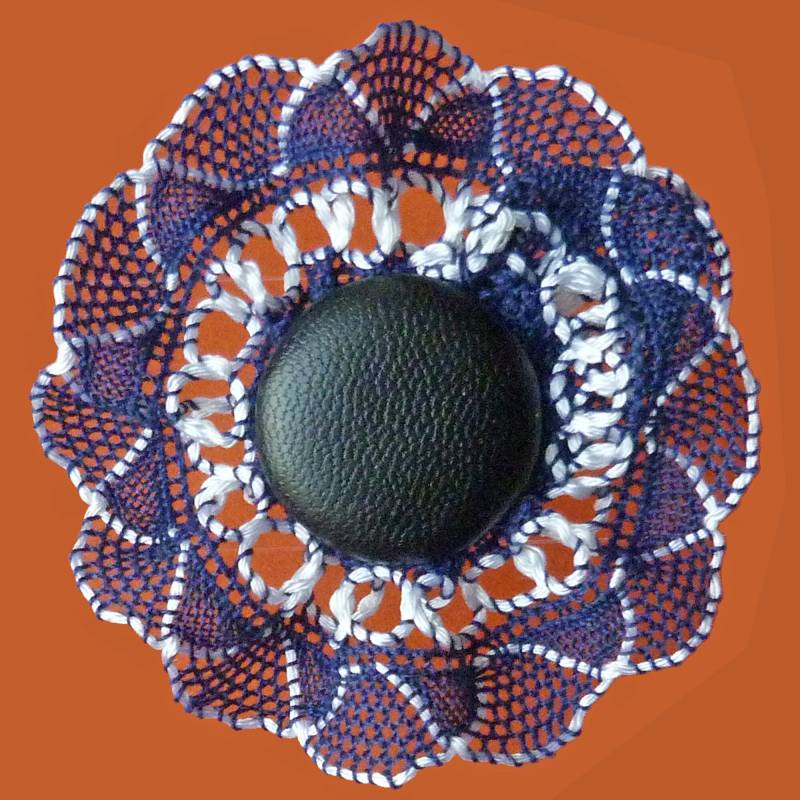 Runde Blau-Weiße Spitzenblume, Brosche Und Haarspange Mit Doppelfunktion von BijouxSoyokayFrance