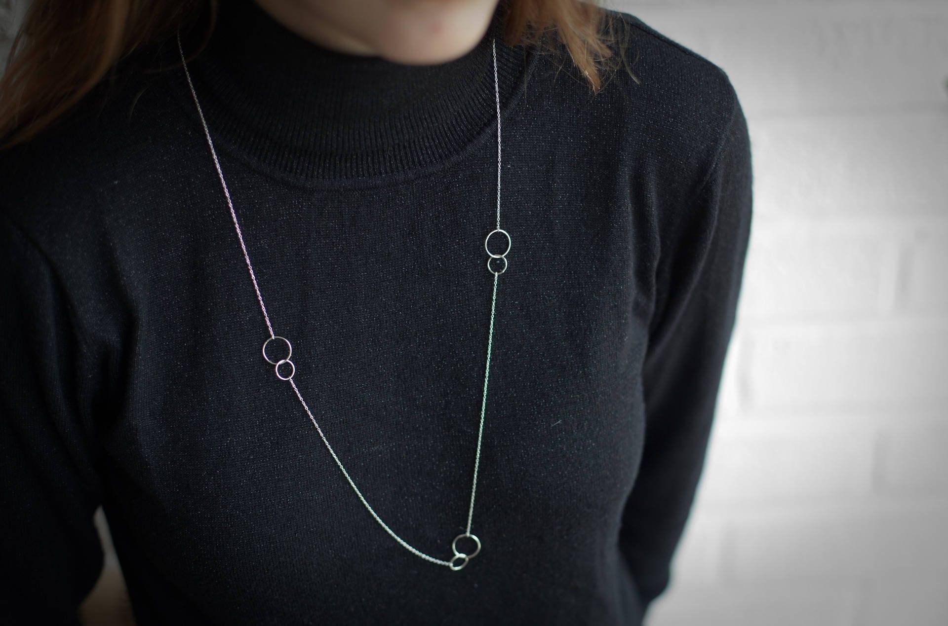 Überlange Kette Mit Ringen Versehen Aus Silber von Bijouxeliseetmoi