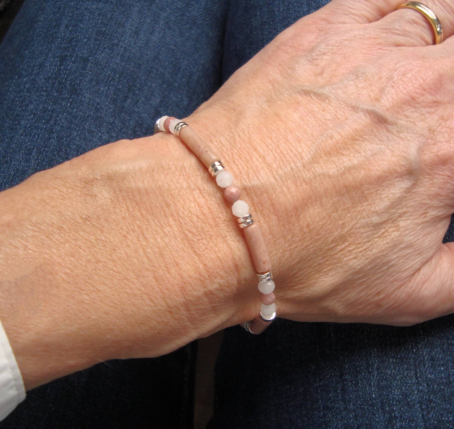 Rhodonit-Armband, Rhodonit-Perlen Und Weiße Quarzperlen, Natursteinschmuck, Halbedelsteinschmuck von Bijouxzenitudech