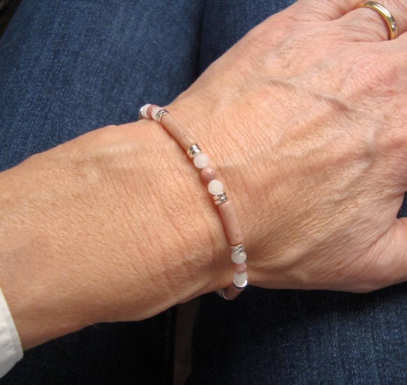 Rhodonit-Armband, Rhodonit-Perlen Und Weiße Quarzperlen, Natursteinschmuck, Halbedelsteinschmuck von Bijouxzenitudech