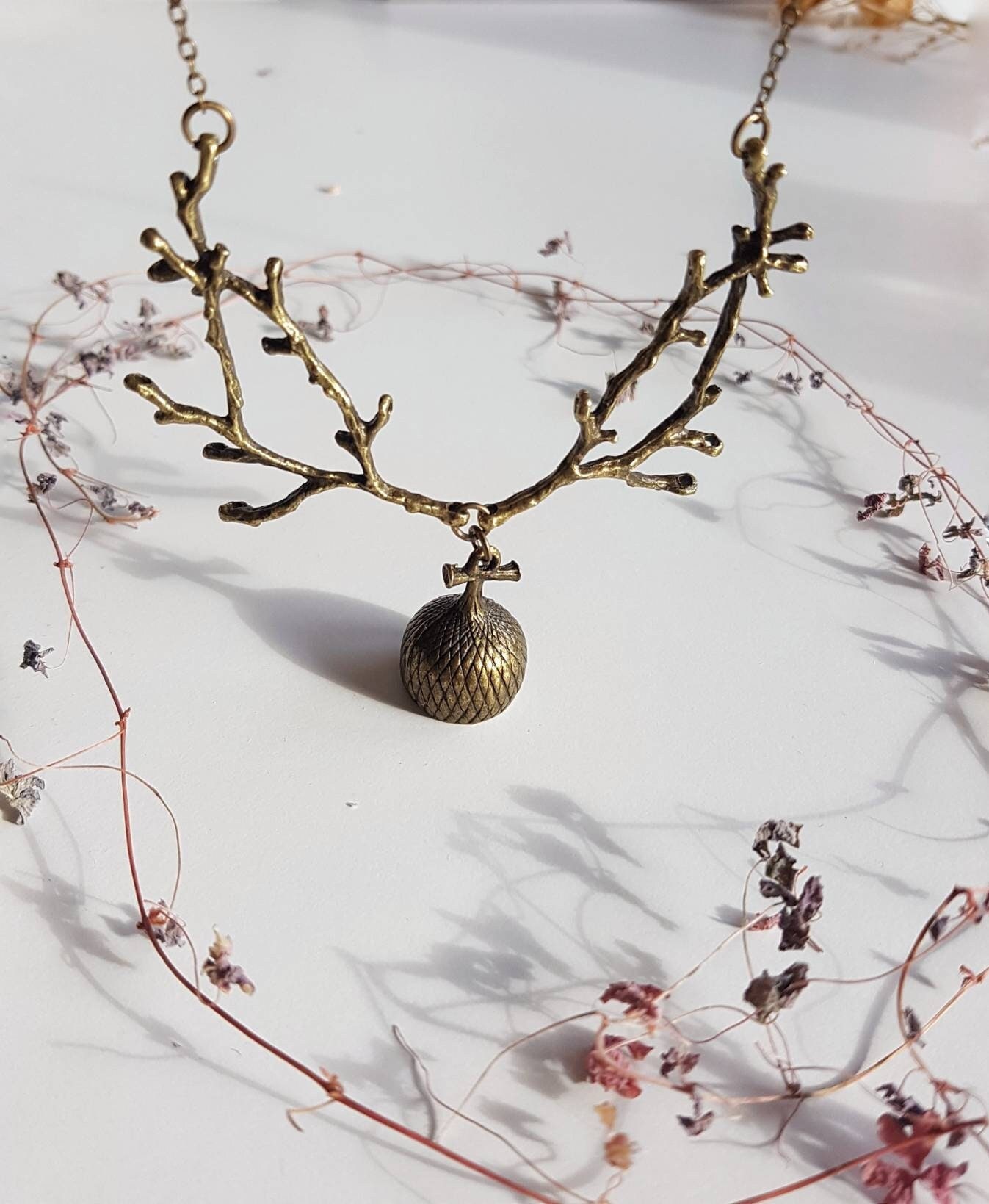 Bronze Eichel Halskette Mit Zweigen, Zauberwald Schmuck, Wald Rustikales Halsband, Naturliebhaber Hirschgeweih, Boho Verzauberte Erdige Zweige von BijuBrill
