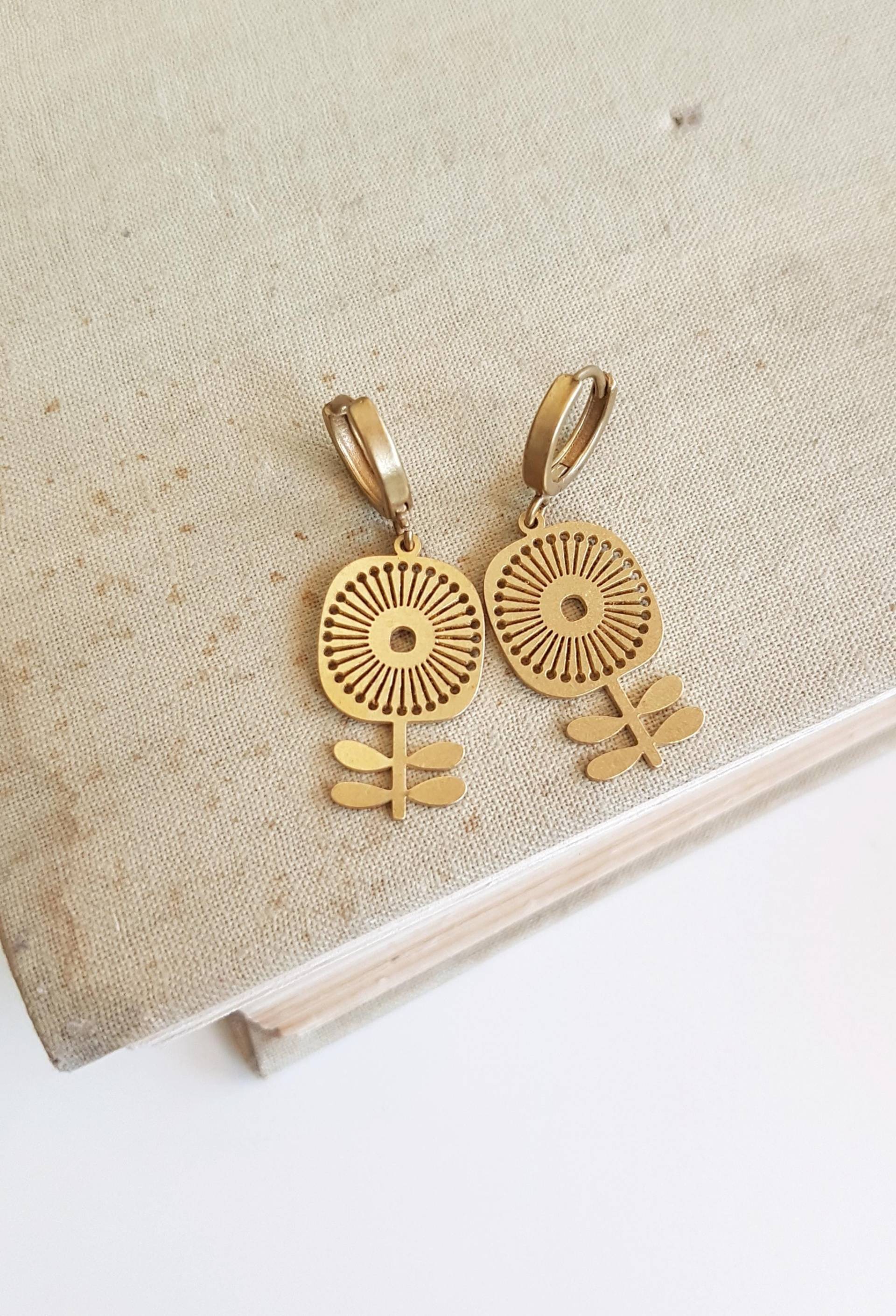 Floral Messing Hoop Ohrringe, Löwenzahn Sonnenblume Baumeln von BijuBrill