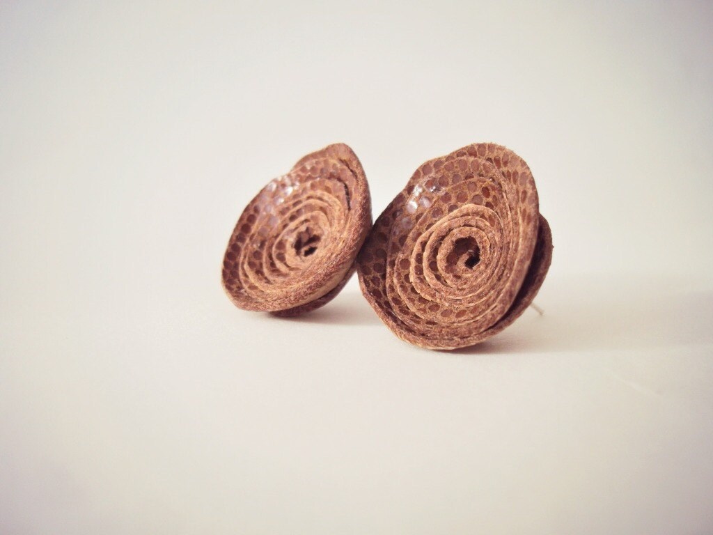 Handgefertigte Leder Rose Ohrstecker, Brown Polka Dot Blume Beiträge von BijuBrill