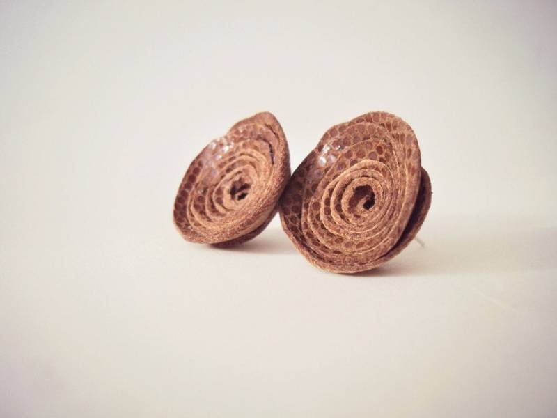 Handgefertigte Leder Rose Ohrstecker, Brown Polka Dot Blume Beiträge von BijuBrill