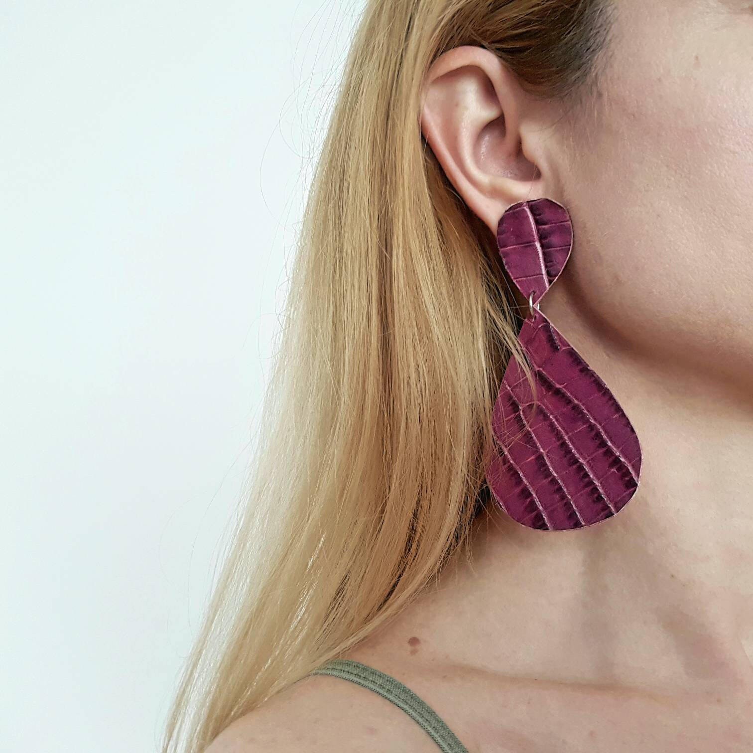 Lila Leder Ohrringe, Übergroße Burgunder Pflaumen Ohrhänger, Tropfen Geprägtes Krokodil Muster, Up-Cycled Lederschmuck, Lange Magenta von BijuBrill