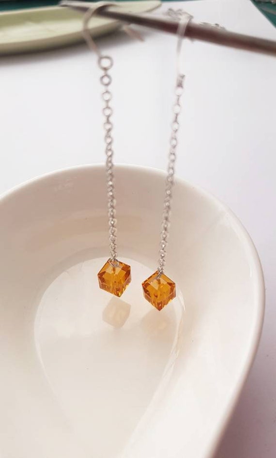 Orange Swarovski Crystal Cube Lange Kettenohrringe, Moderne Ohrhänger von BijuBrill