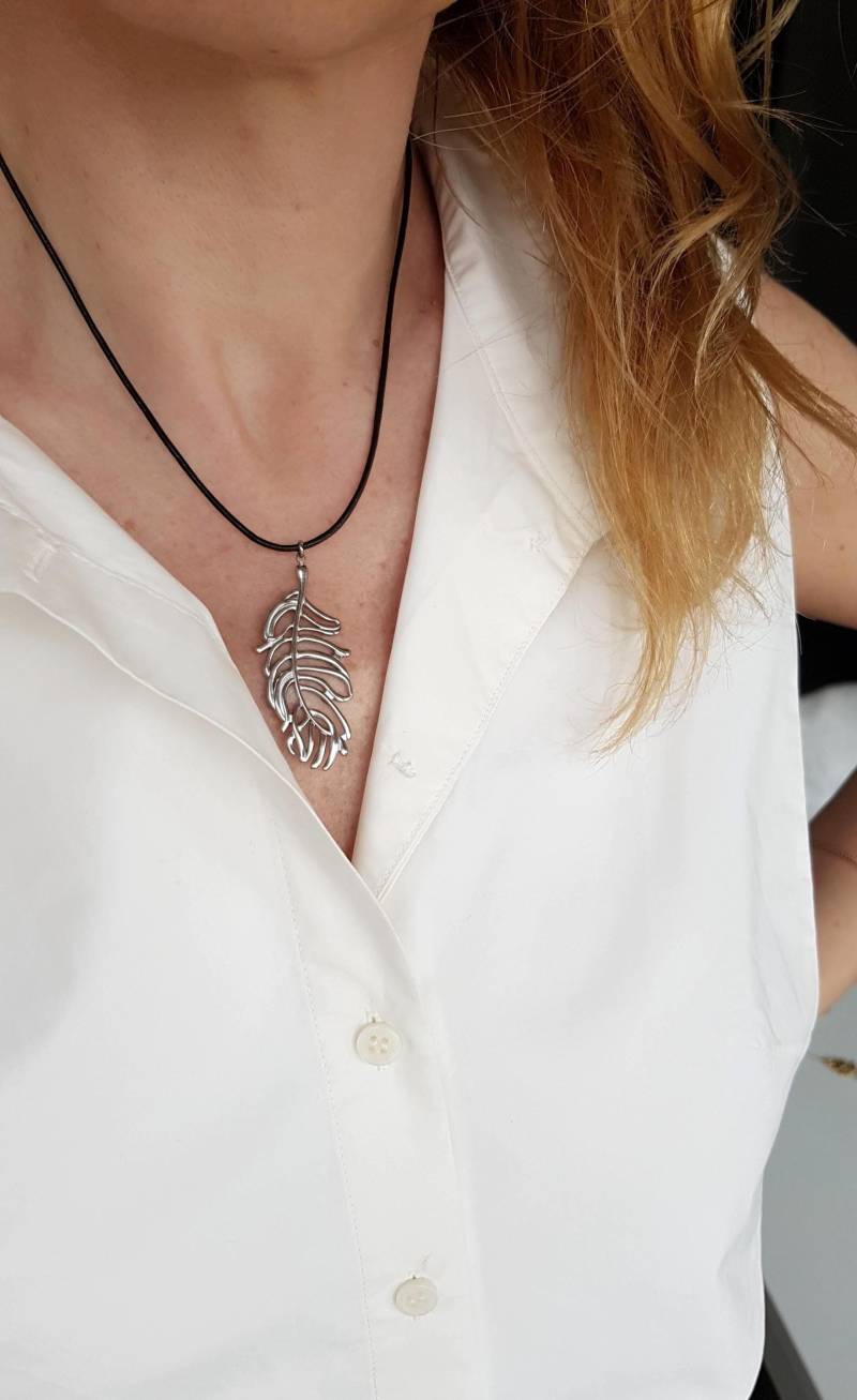 Silberne Federanhänger An Schwarzer Lederschnur, Boho-Schmuck Für Jeden Tag, Edelstahl-Federkette, Lange Schutzschicht-Halskette von BijuBrill