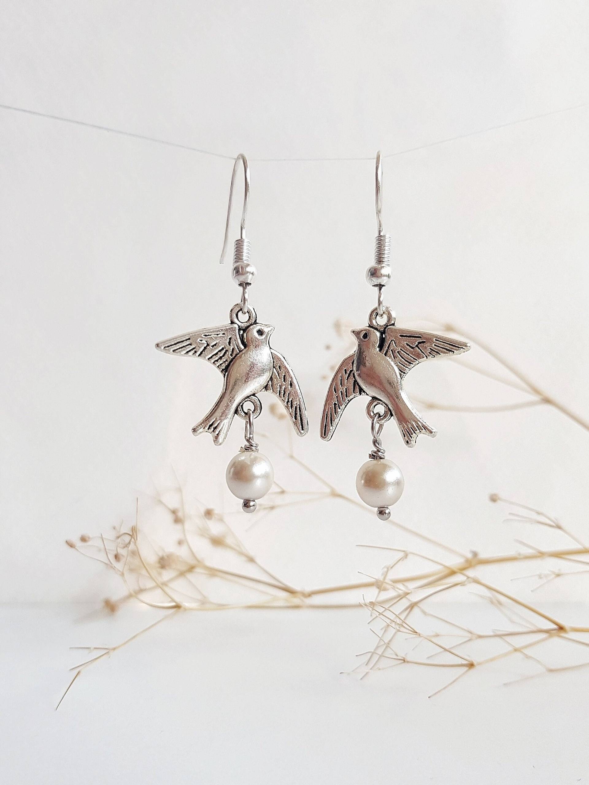 Silberne Vogel Ohrringe, Fliegende Schwalbe Perle Baumelt, Zierlicher Boho Schmuck, Natur Liebhaber Geschenk, Wild Leben Friedenstaube von BijuBrill