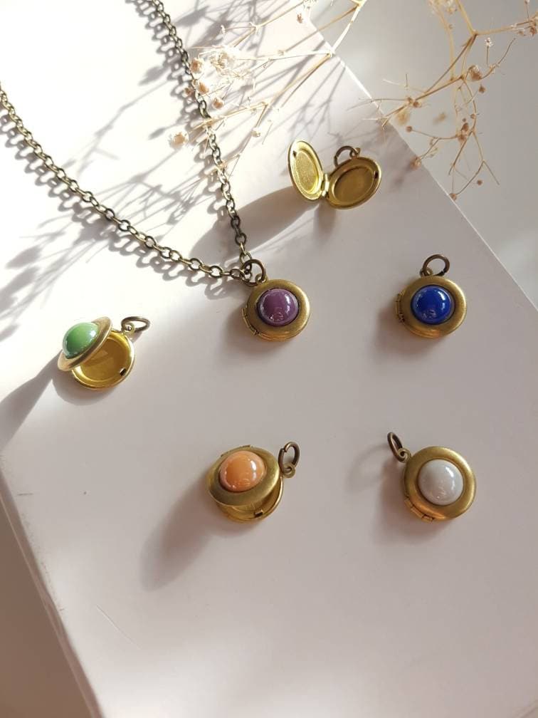 Winzige Messing Locket Halskette, Buntes Kleines Foto Medaillon, Zierlicher Medaillon Anhänger, Layering Memory Personalisierte Andenken Geschenkidee von BijuBrill