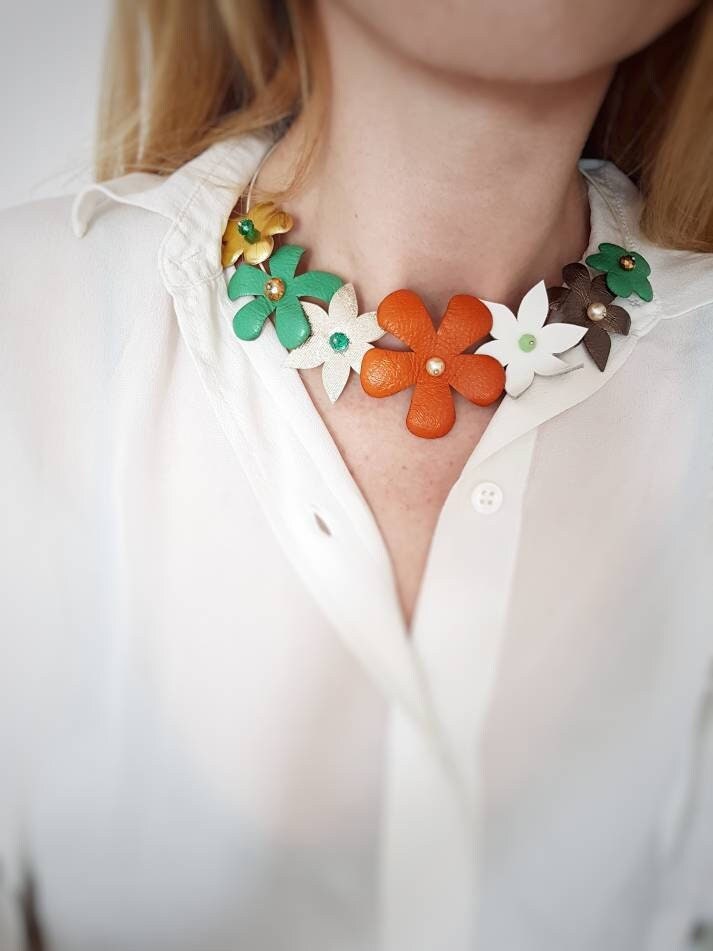 statement Lederkette Blumen, Halsband Mit Blumen Applikation von BijuBrill