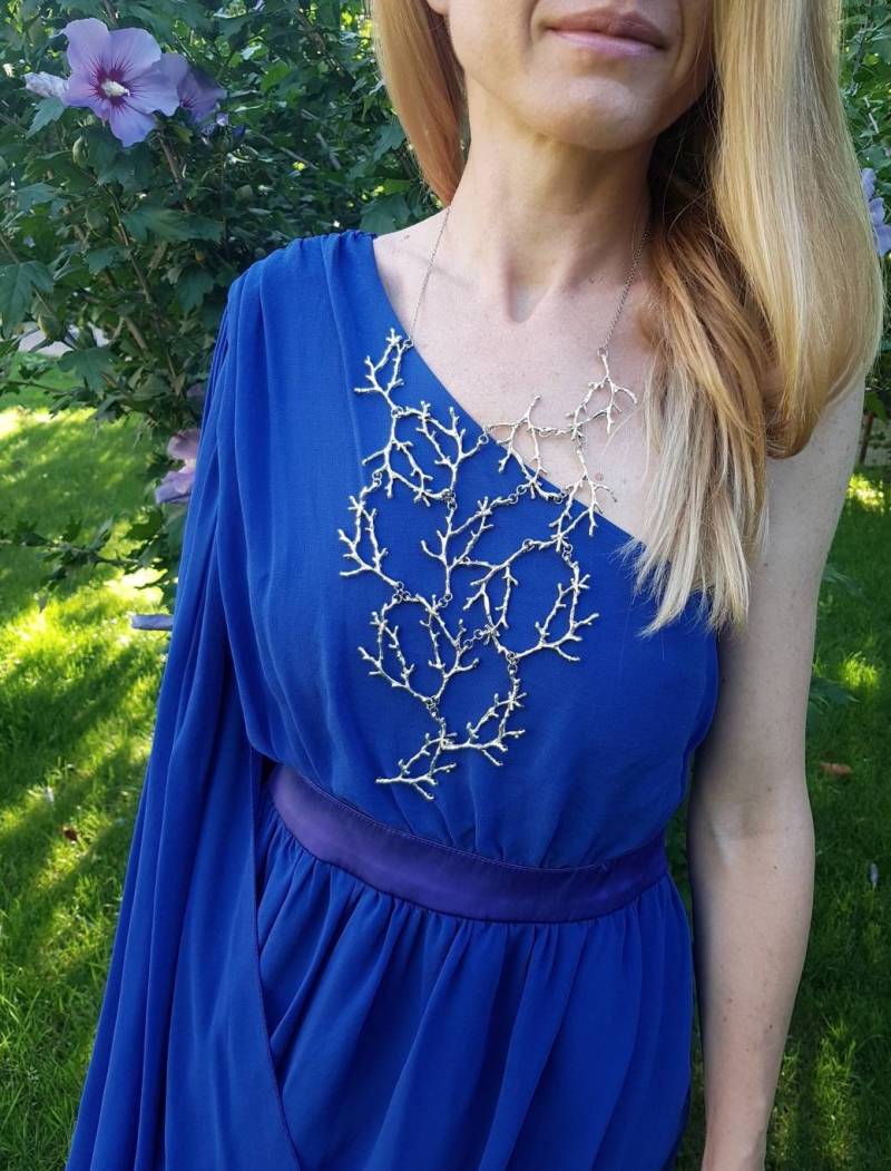 statement Zweig Halskette, Lange Kaskadierende Bold Nature Lover Lätzchen, Waldwald Schmuck, Avantgarde Silber Party Accessoire von BijuBrill