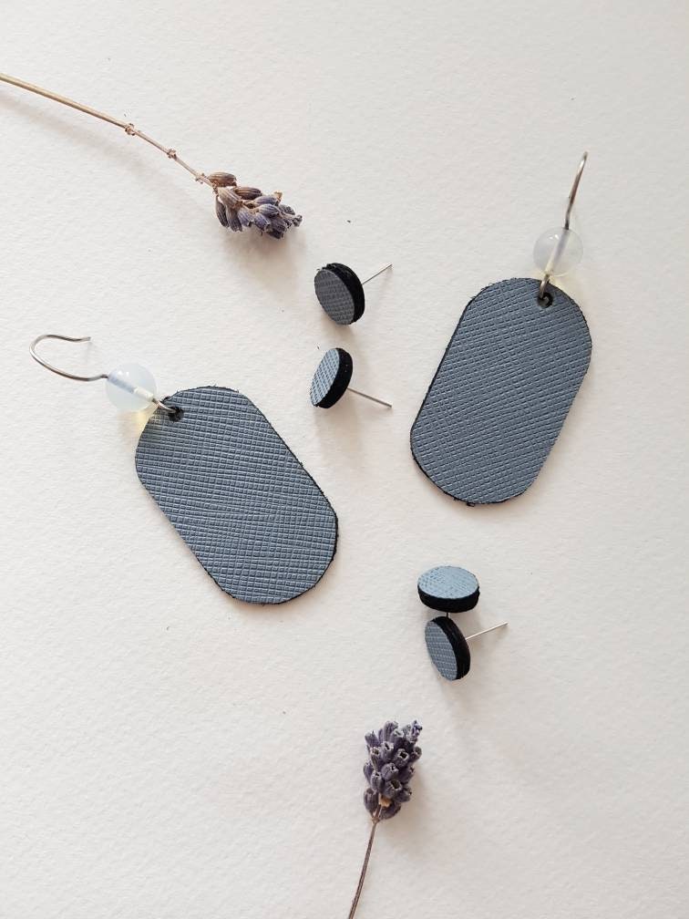 strukturierte Grau Leder Ohrringe, Mondstein Perle, Funky Drop von BijuBrill