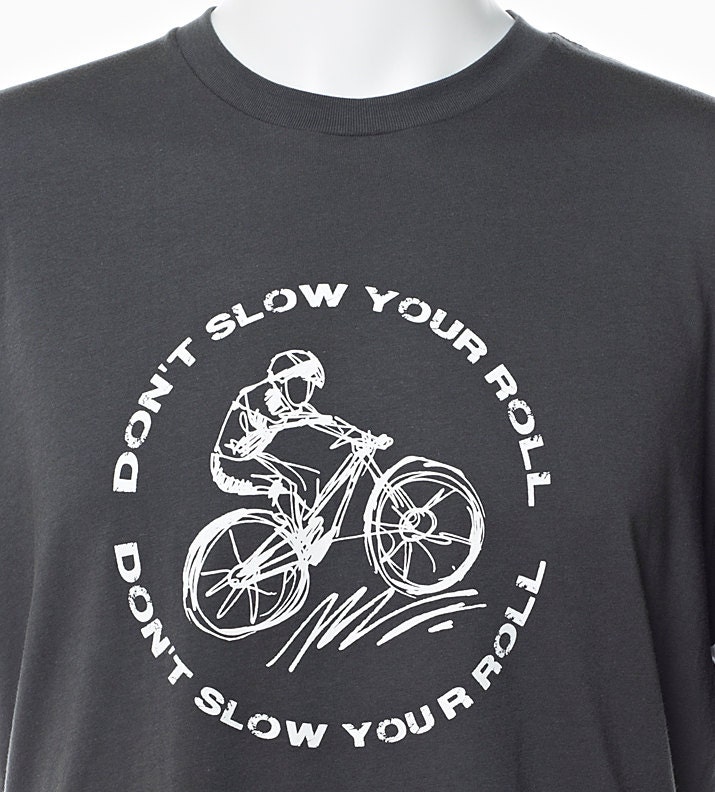 Kreatives Unisex Mountainbike, Straße, Cyclocross, Peleton T-Shirt "Don't Slow You're Roll" von BikeAddict