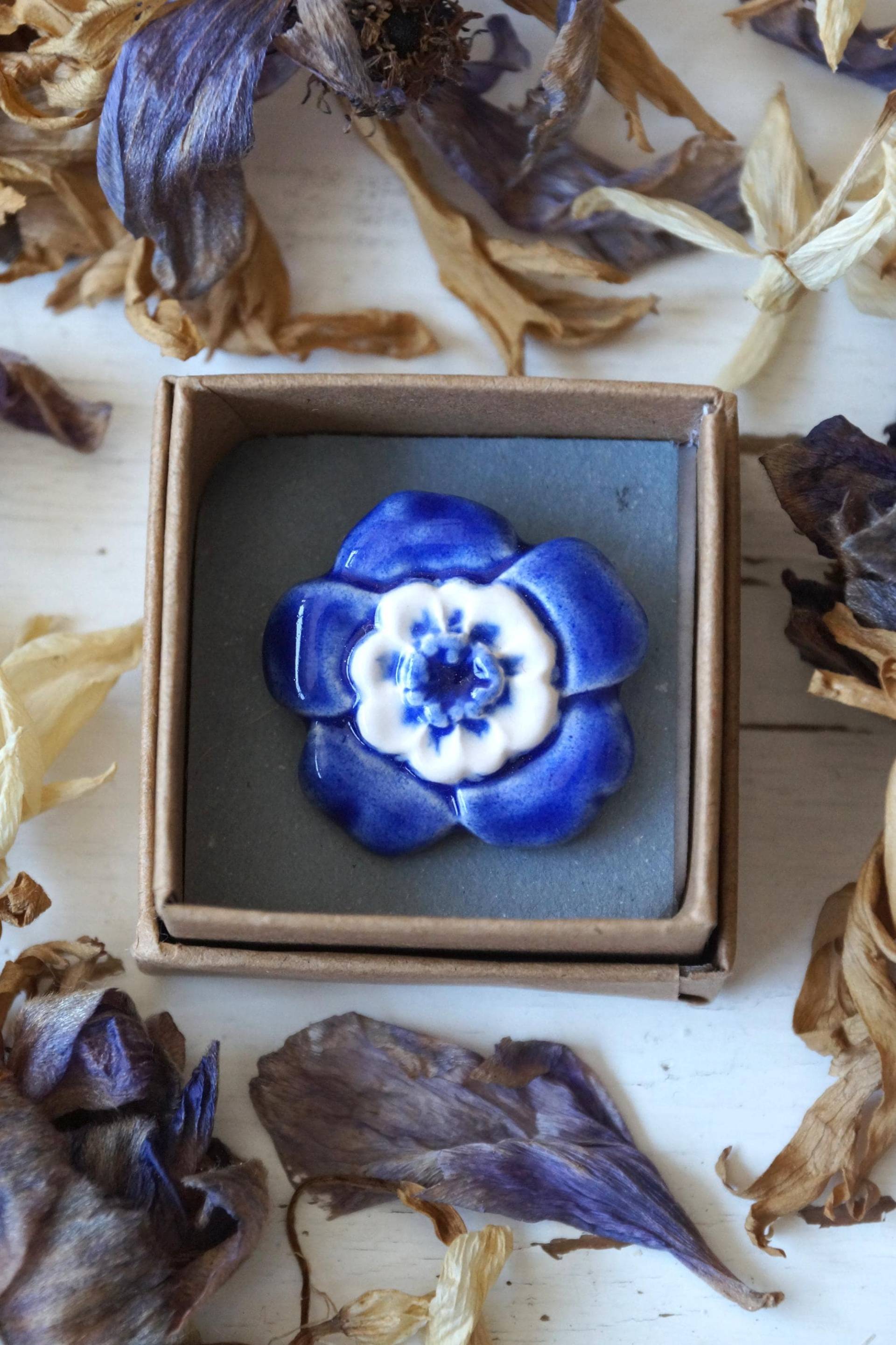Blaue Blumen Brosche, Anstecknadel. Weiß-Blaue Keramikblume. Designer Schmuck Von Svetlana Solovaya Blaue Blumen Brosche, Anstecknadel. Weiß-Blaue Keramikblume. Designer Schmuck Von Svetlana Solovaya von BilberryForest