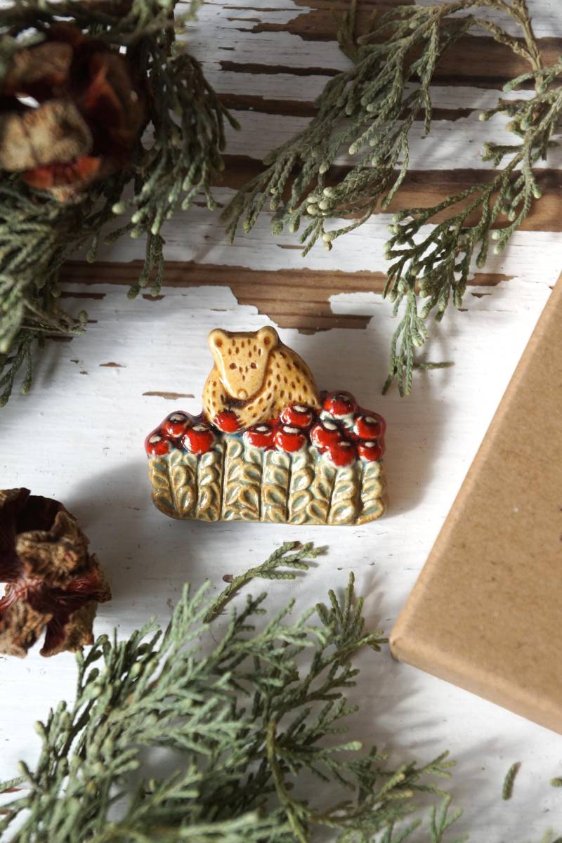 Handgemachte Keramikbrosche Eines Bären Der Rote Beeren Pflückt. Tierbrosche. Designer Schmuck Von Svetlana Solovaya Handgemachte Keramikbrosche Eines Bären Der Rote Beeren Pflückt. Tierbrosche. Designer Schmuck Von Svetlana Solovaya von BilberryForest