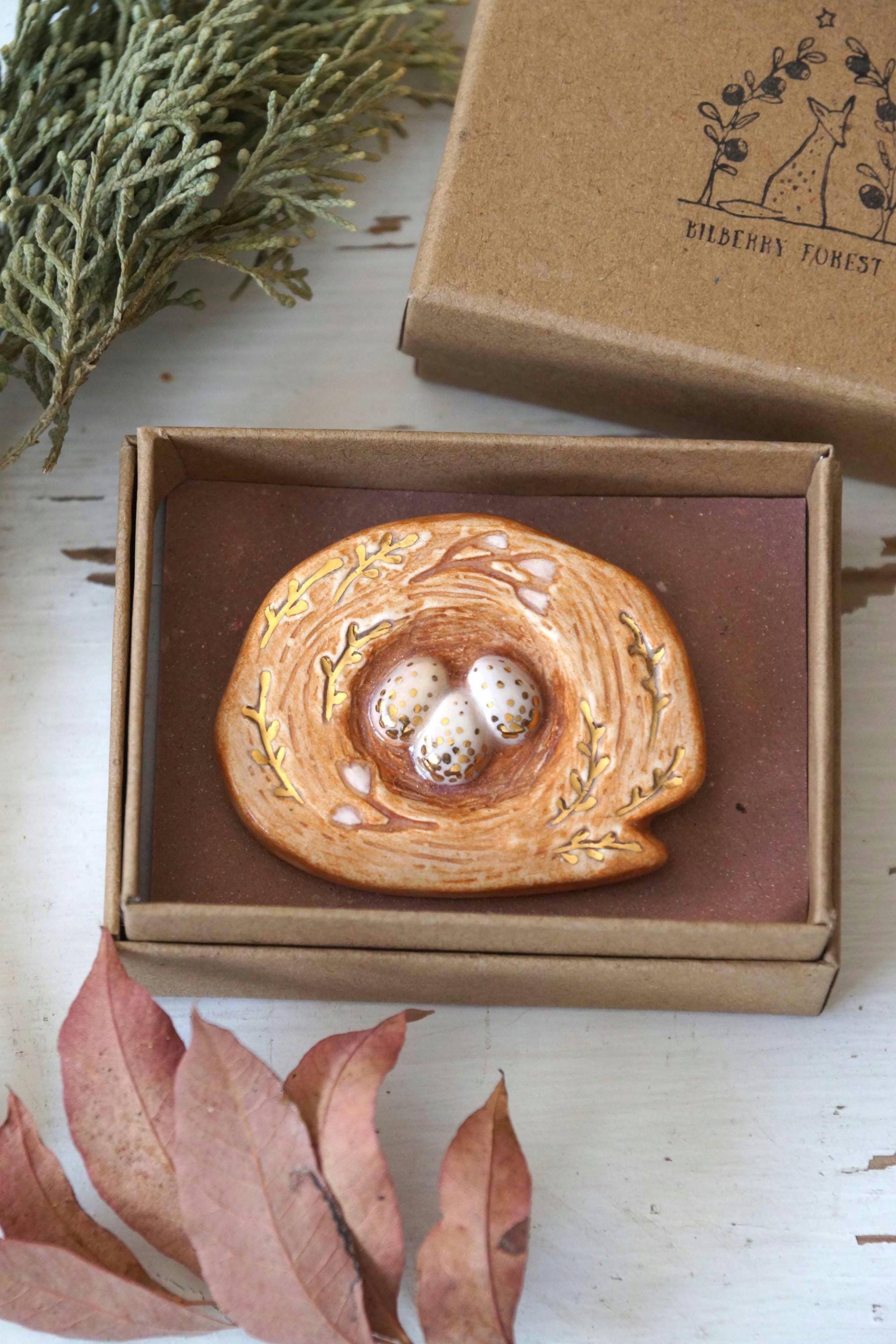 Ostern Geschenk Nest. Brosche „Nest Mit Eiern Goldsprenkel". Keramik Osternest Gold Verziert. Nest Goldenen Ästen Ostern Geschenk Nest. Brosche „Nest Mit Eiern Goldsprenkel". Keramik Osternest Gold Verziert. Nest Goldenen Ästen von BilberryForest