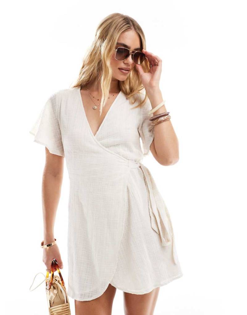 Billabong - All For You - Mini-Wickelkleid in Weiß mit v-förmiger Vorderseite von Billabong