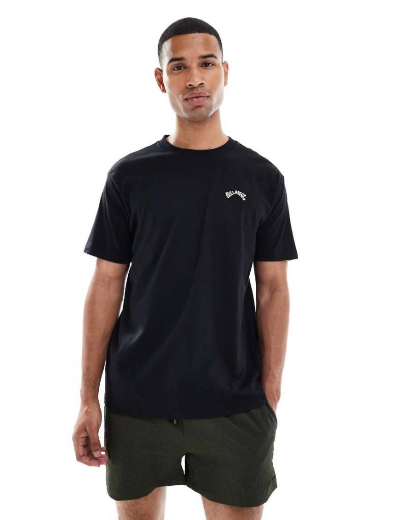 Billabong - Arch - Kurzärmliges T-Shirt in Schwarz mit Rundhalsausschnitt Billabong - Arch - Kurzärmliges T-Shirt in Schwarz mit Rundhalsausschnitt von Billabong