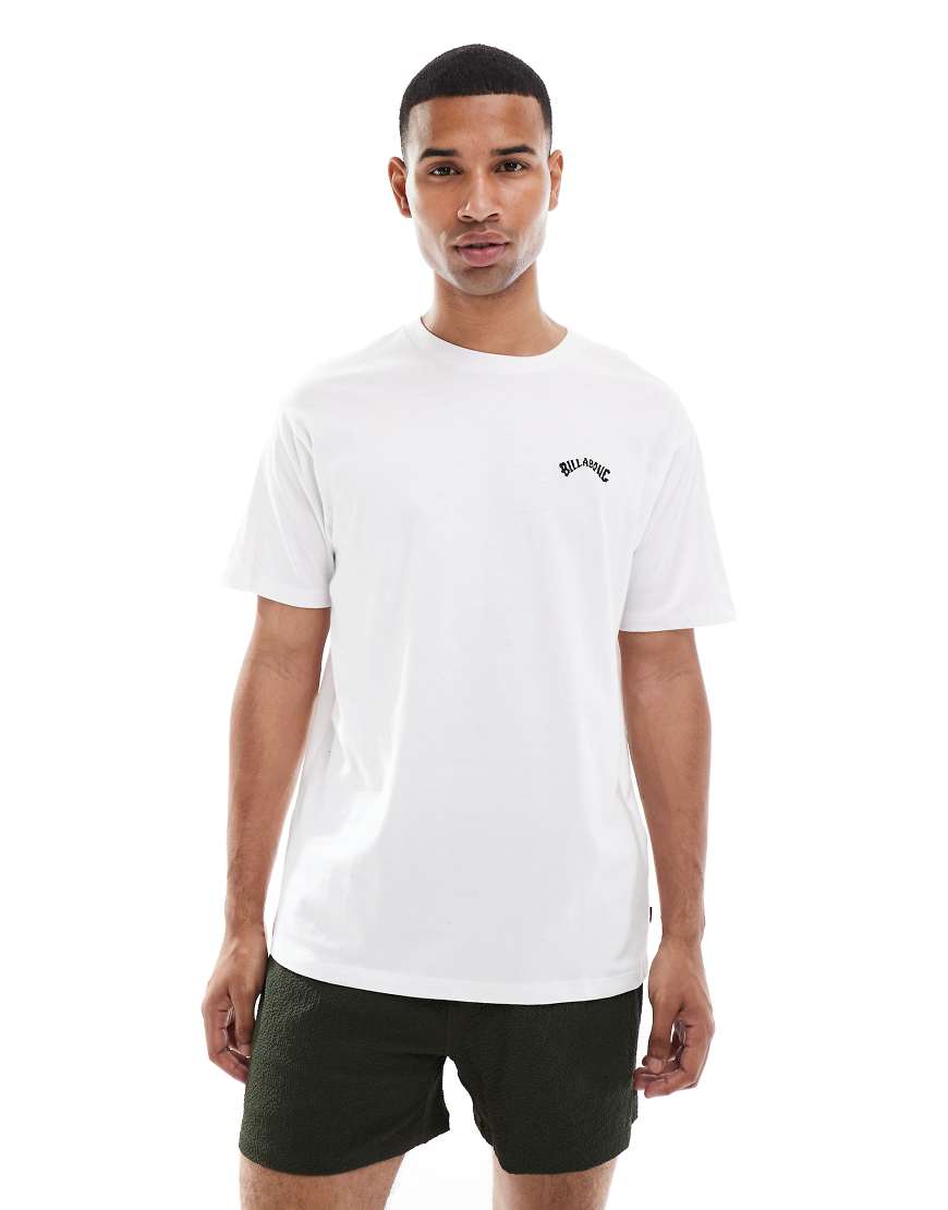 Billabong - Arch - Kurzärmliges T-Shirt in Weiß mit Rundhalsausschnitt Billabong - Arch - Kurzärmliges T-Shirt in Weiß mit Rundhalsausschnitt von Billabong