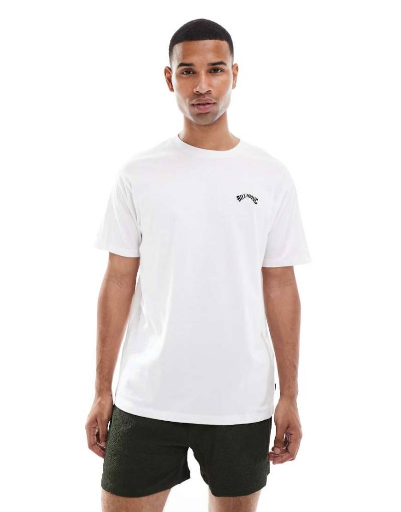 Billabong - Arch - Kurzärmliges T-Shirt in Weiß mit Rundhalsausschnitt Billabong - Arch - Kurzärmliges T-Shirt in Weiß mit Rundhalsausschnitt von Billabong