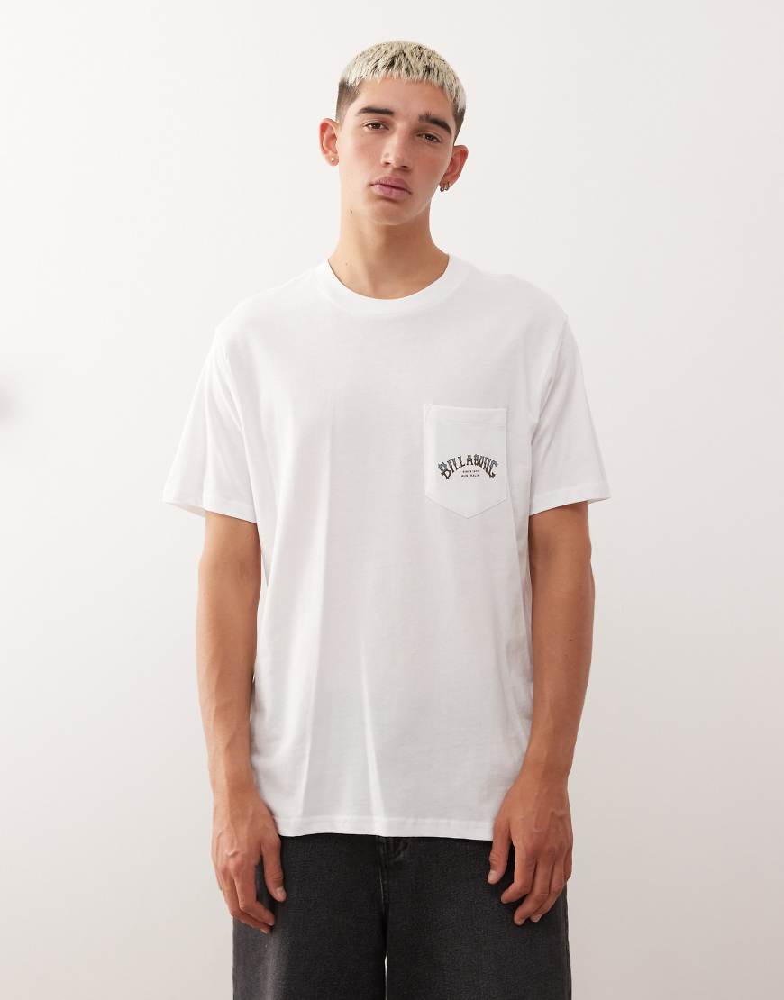 Billabong - Stacked - T-Shirt in Weiß mit Brusttasche und gebogenem Stapel-Logo Billabong - Stacked - T-Shirt in Weiß mit Brusttasche und gebogenem Stapel-Logo von Billabong