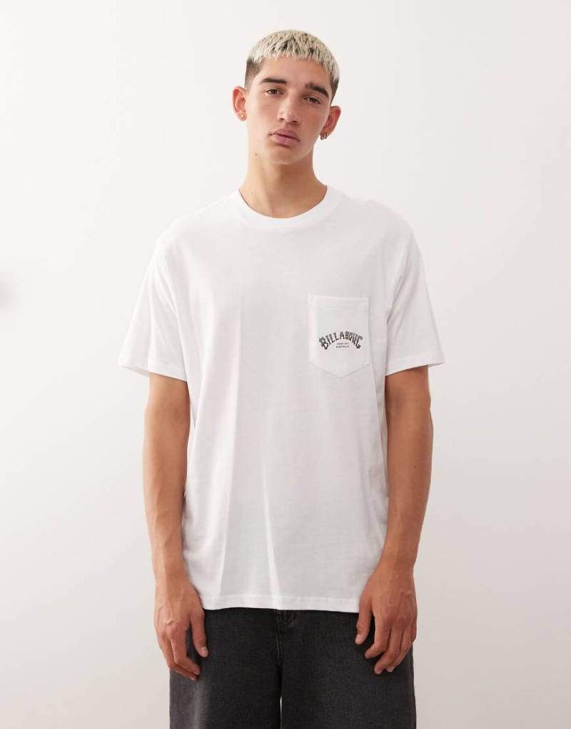 Billabong - Stacked - T-Shirt in Weiß mit Brusttasche und gebogenem Stapel-Logo Billabong - Stacked - T-Shirt in Weiß mit Brusttasche und gebogenem Stapel-Logo von Billabong