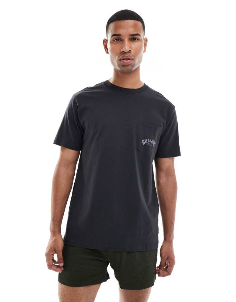 Billabong - Stacked - T-Shirt in verwaschenem Schwarz mit Brusttasche und gebogenem Logo von Billabong