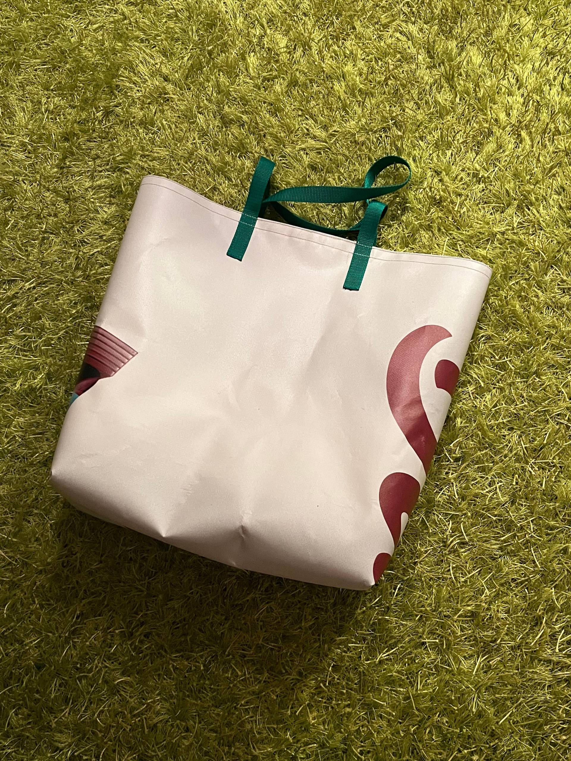 Einkaufs/strandtasche Aus Recycelten Werbetafeln Mit Tasche Für Handy/Schlüssel von Billboardshop