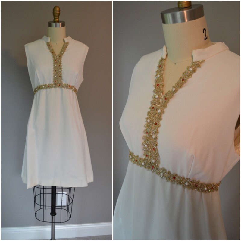 1960S Weißes Mini Kleid Mit Gold & Roten Verzierungen - Größe Small/Medium von BillieJeanVintage